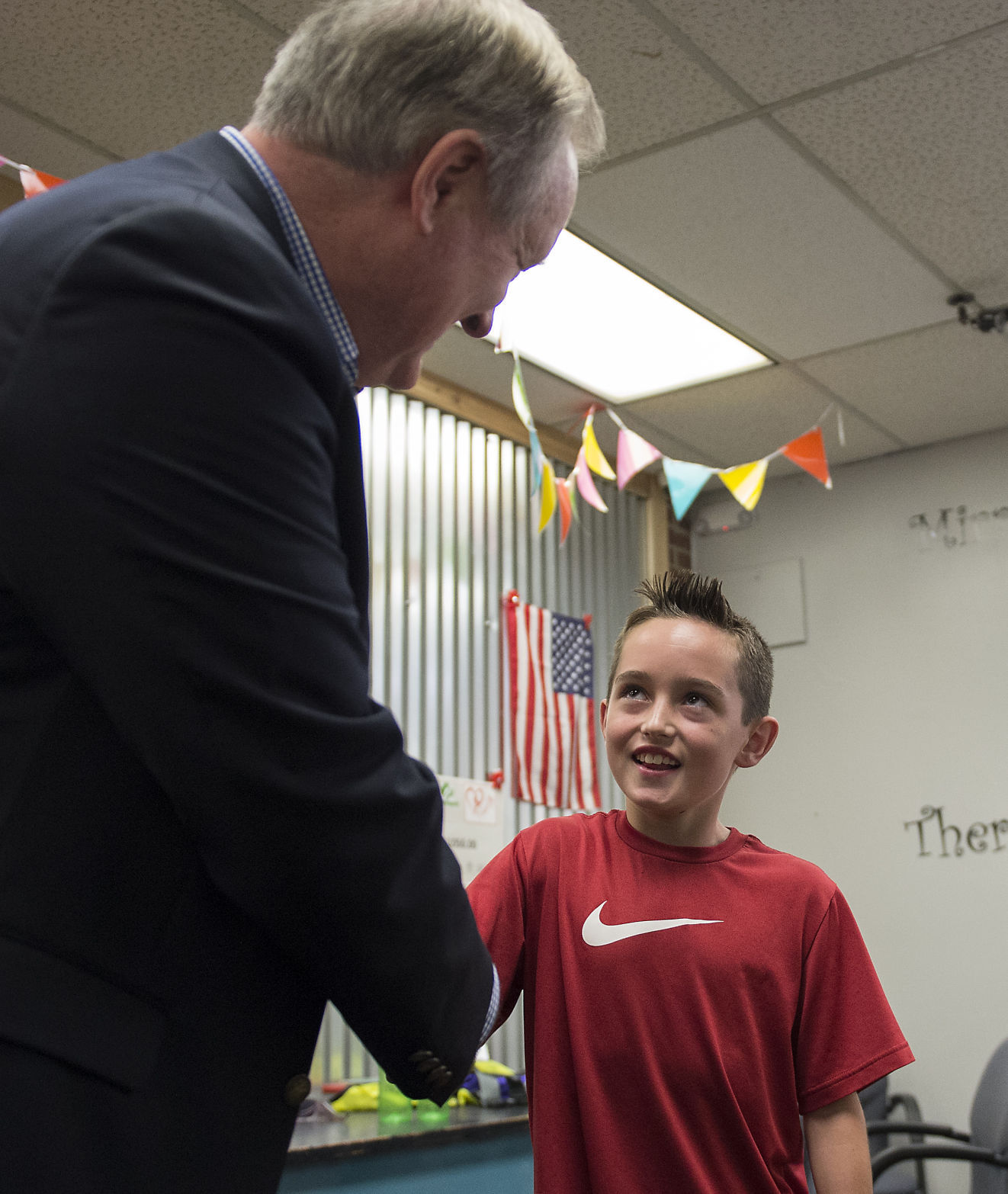 Senator Crapo gives books to school library